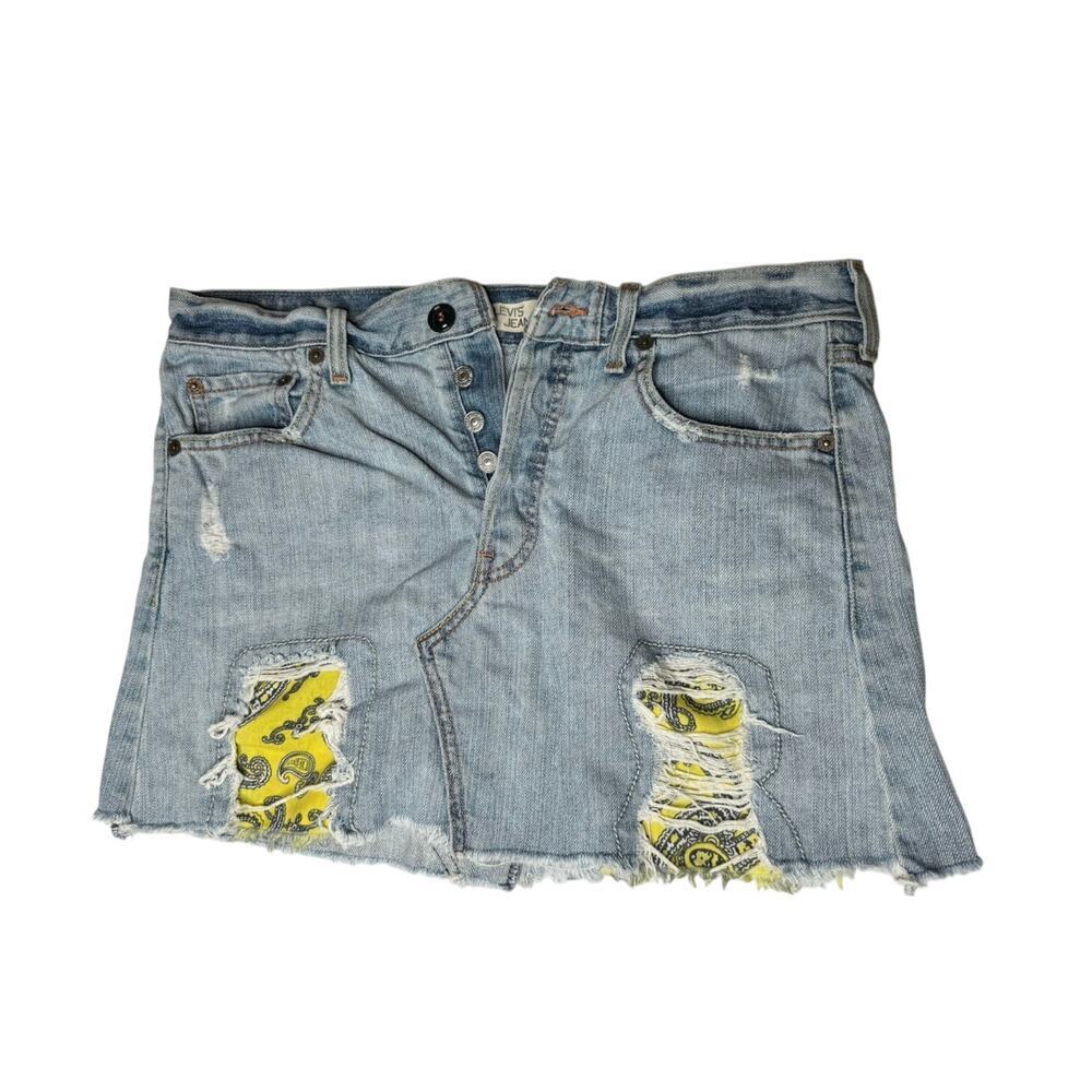 Levi’s Women’s Denim Skirt Size 7 Light Wash Button Fly Distressed Y2K Hem